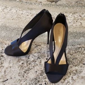 Imagine Vince Camuto daily tapered V-strap sandal